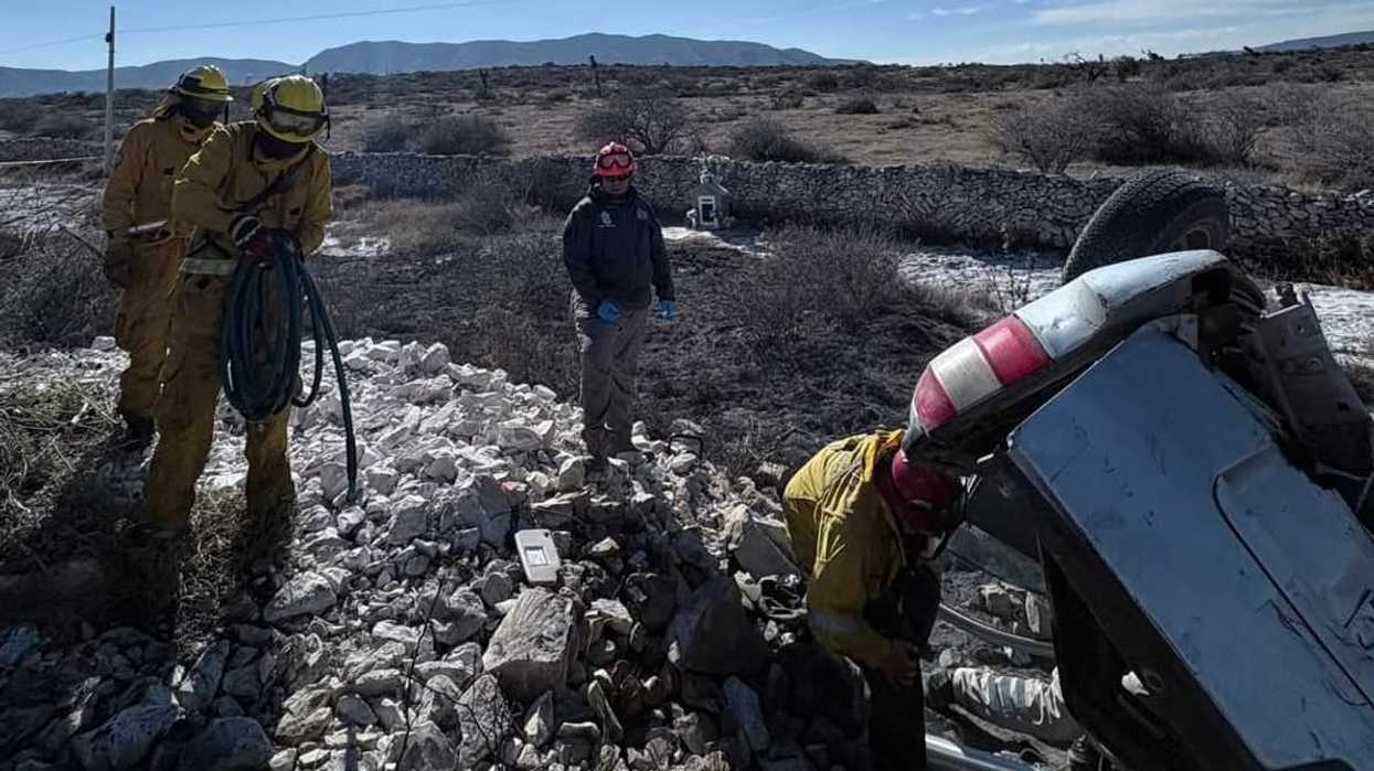 Volcadura de camioneta contra montículo de mármol en carretera federal 120 deja tres personas fallecidas en Vizarrón de Montes