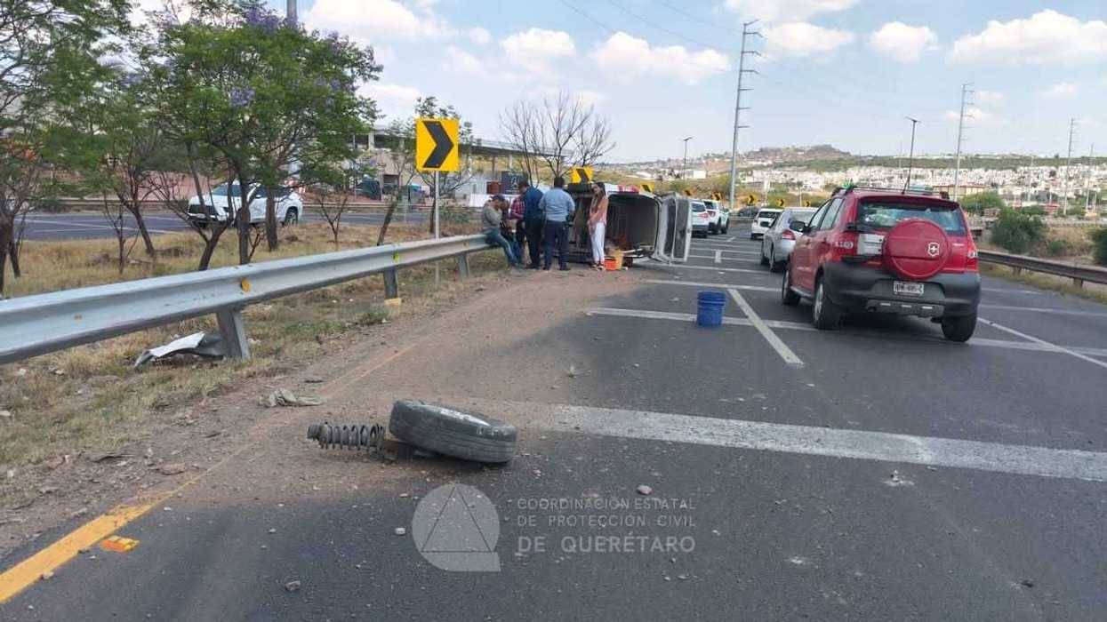 Volcadura de camioneta sobre Anillo Vial Fray Junípero Serra a la altura de Paseos del Pedregal en Querétaro