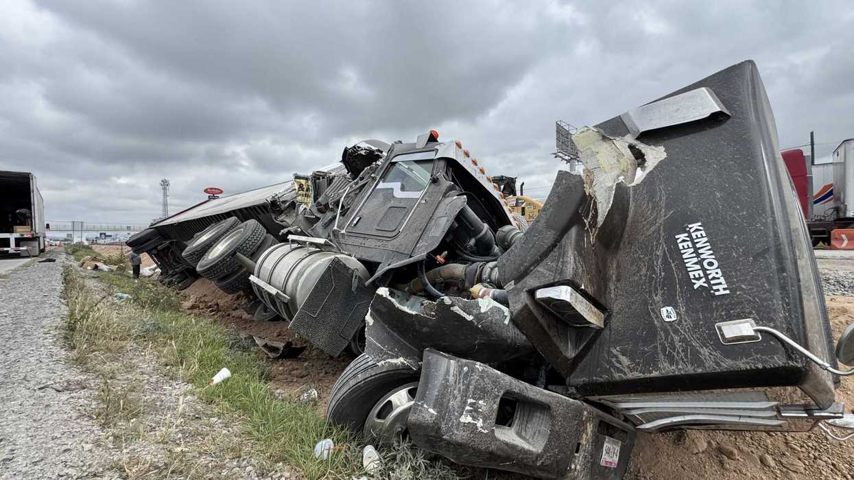 Volcadura de tráiler causa caos vial en la autopista México-Querétaro.