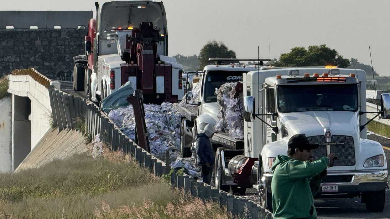 Volcadura de tráiler cierra vialidades de acceso en San Juan del Río.