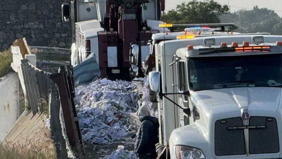 Volcadura de tráiler cierra vialidades de acceso en San Juan del Río.