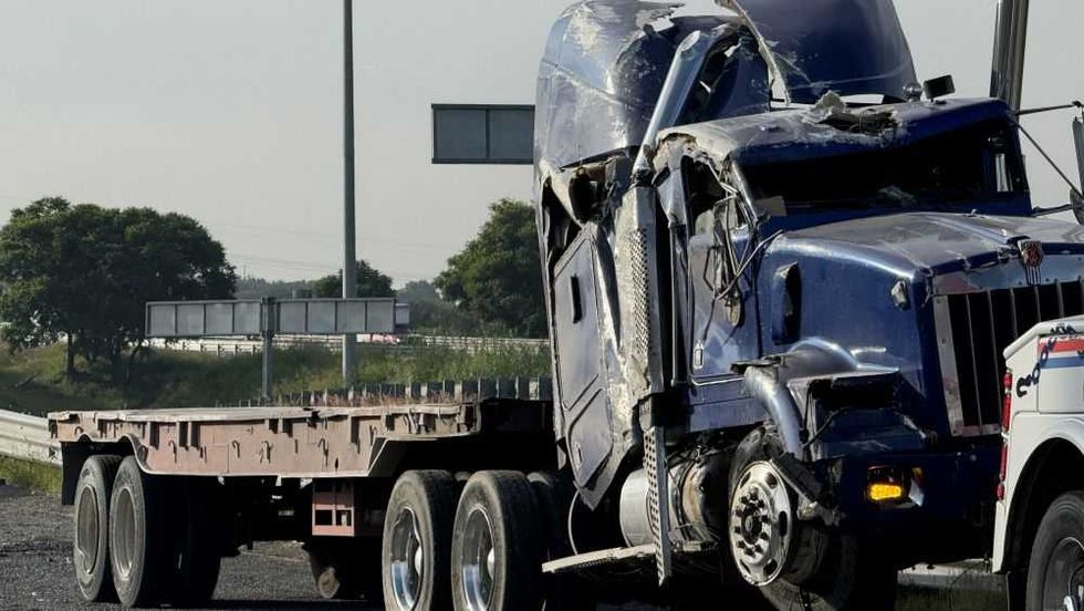 Volcadura de tráiler cierra vialidades de acceso en San Juan del Río.