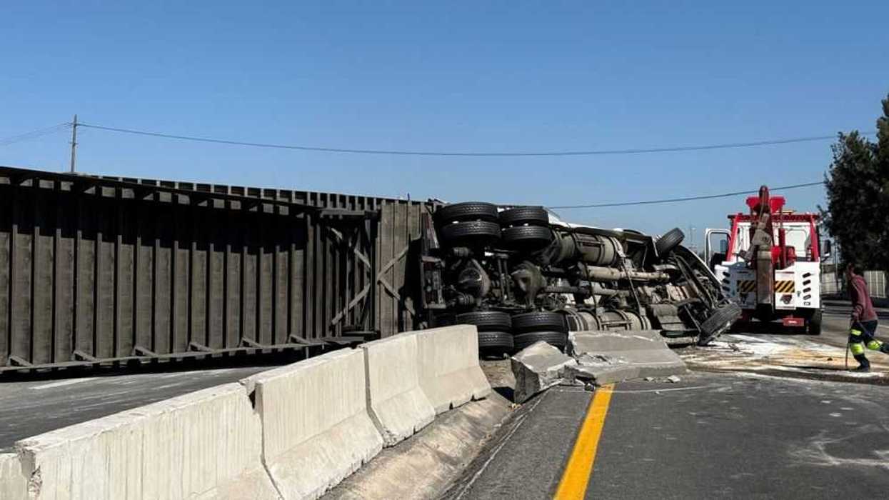 Volcadura de tráiler genera caos vial en la carretera 57.