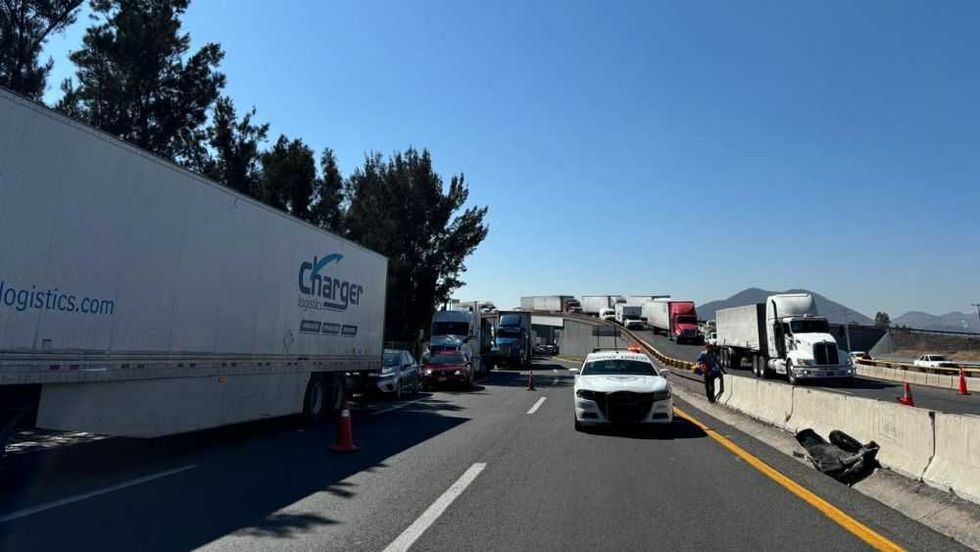 Volcadura de tráiler genera caos vial en la carretera 57.