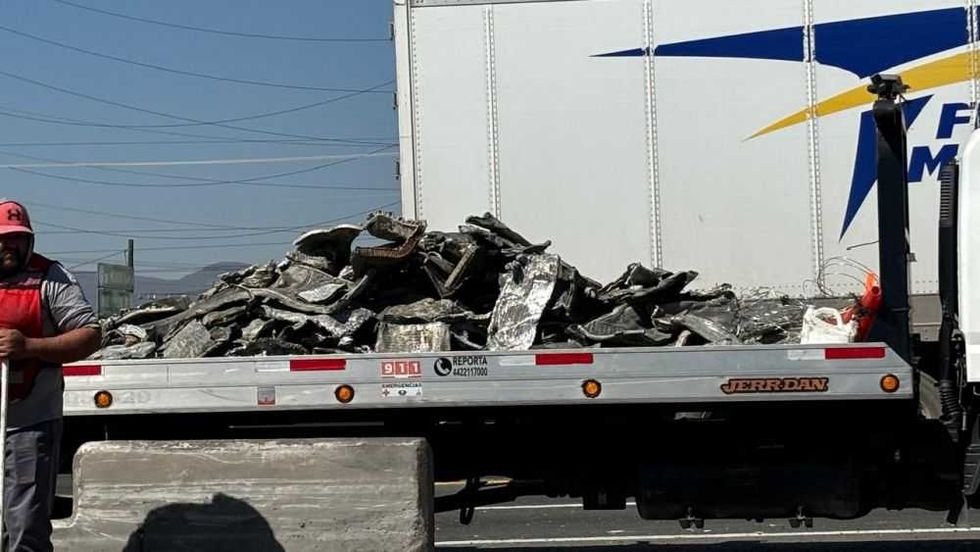 Volcadura de tráiler genera caos vial en la carretera 57.