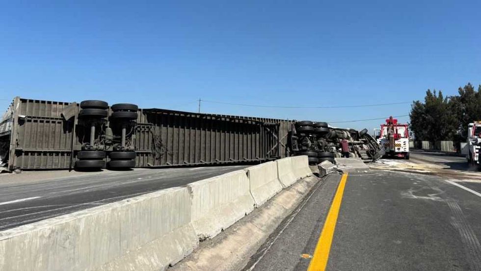 Volcadura de tráiler genera caos vial en la carretera 57.