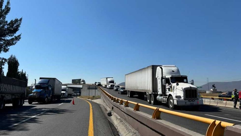 Volcadura de tráiler genera caos vial en la carretera 57.