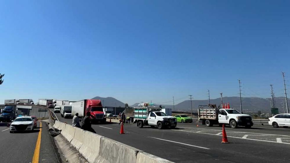 Volcadura de tráiler genera caos vial en la carretera 57.