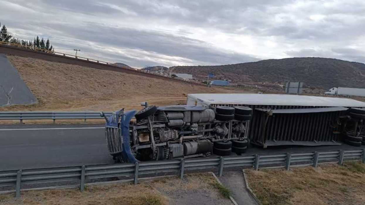 Volcadura de tráiler provoca cierre del distribuidor vial Querétaro-San Luis.