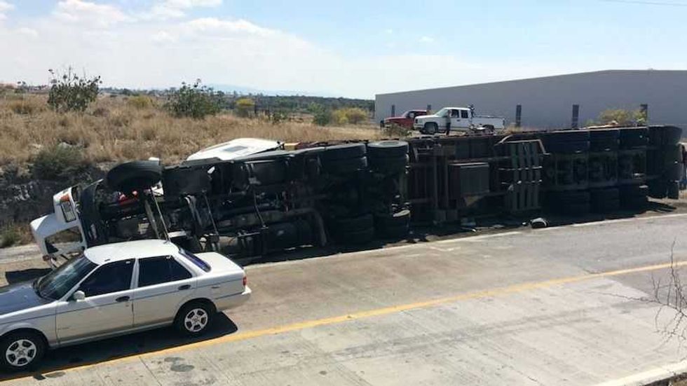 volcadura trailer pachuca 1