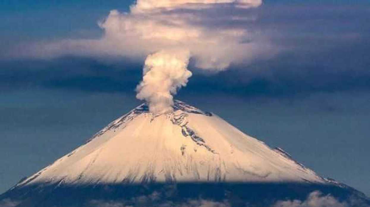 volcan-popocatepetl-emite-fumarola-con-ceniza