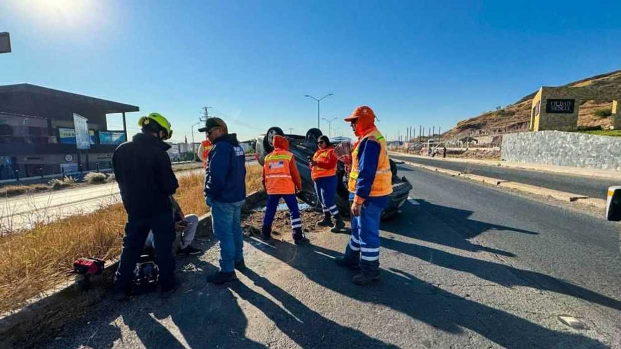 Volcó su vehículo en el libramiento norponiente y genera tráfico.
