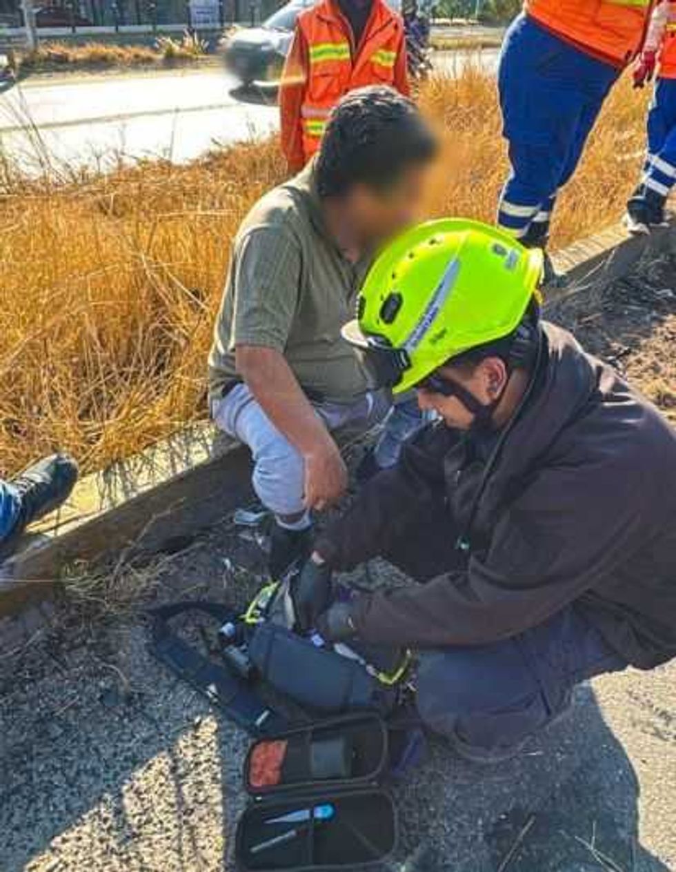 Volcó su vehículo en el libramiento norponiente y genera tráfico.