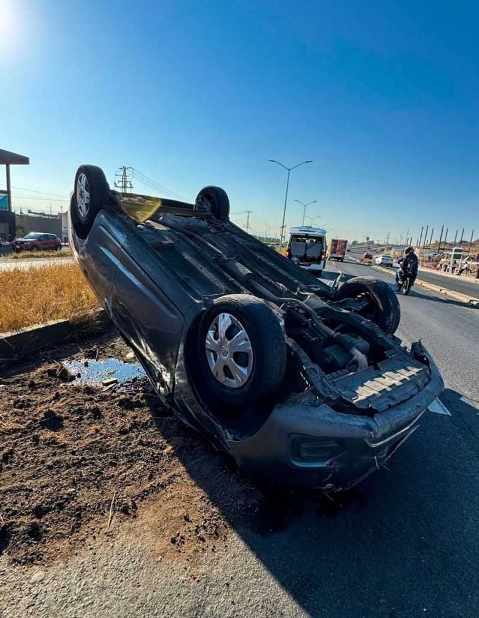 Volcó su vehículo en el libramiento norponiente y genera tráfico.