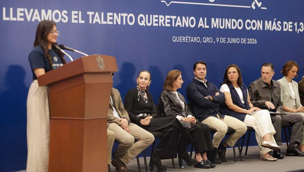 Voluntarios y autoridades municipales pintan pasos peatonales sobre Avenida Tecnol\u00f3gico, en Quer\u00e9taro, como parte de una activaci\u00f3n de urbanismo t\u00e1ctico.