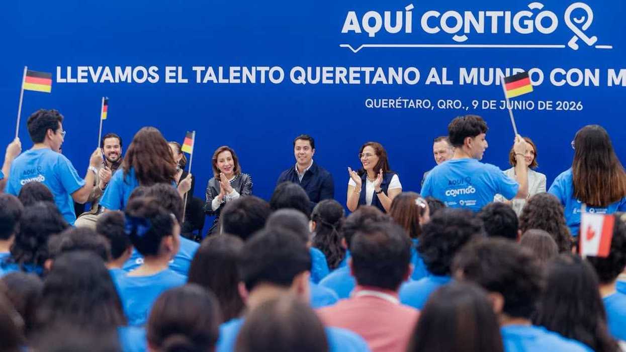 Voluntarios y autoridades municipales pintan pasos peatonales sobre Avenida Tecnol\u00f3gico, en Quer\u00e9taro, como parte de una activaci\u00f3n de urbanismo t\u00e1ctico.
