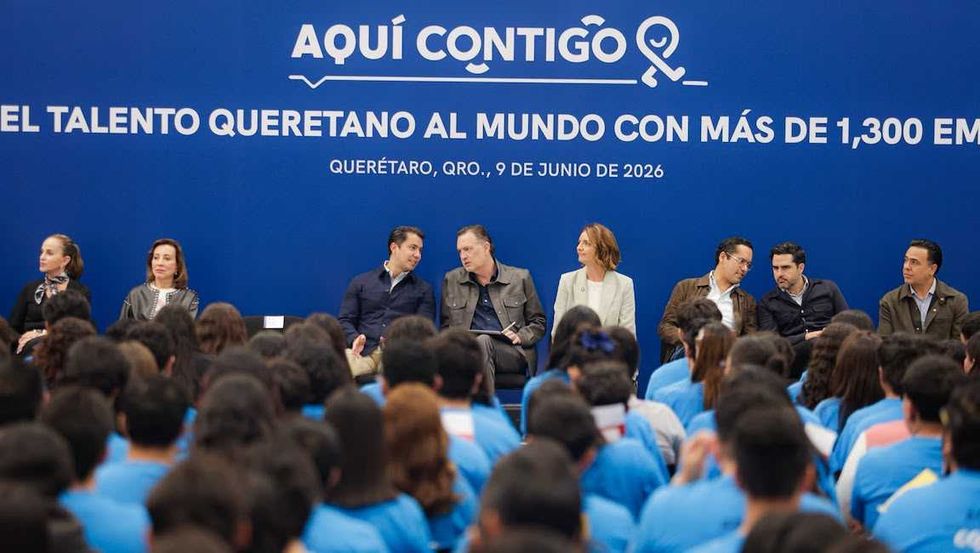 Voluntarios y autoridades municipales pintan pasos peatonales sobre Avenida Tecnol\u00f3gico, en Quer\u00e9taro, como parte de una activaci\u00f3n de urbanismo t\u00e1ctico.