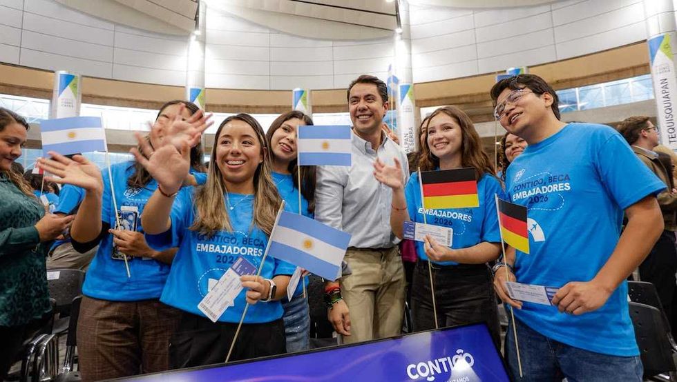 Voluntarios y autoridades municipales pintan pasos peatonales sobre Avenida Tecnol\u00f3gico, en Quer\u00e9taro, como parte de una activaci\u00f3n de urbanismo t\u00e1ctico.