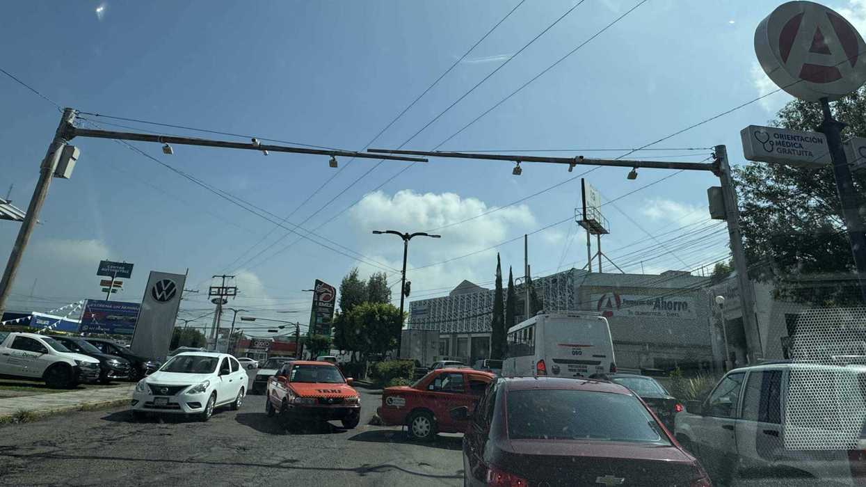 Vueltas en U generan embotellamiento en Boulevard Hidalgo.