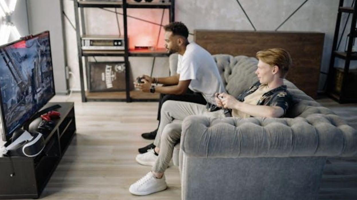 Xbox Series X y PlayStation 5 ofrecen procesadores de última generación y capacidades gráficas avanzadas para juegos en 4K y hasta 120 FPS.