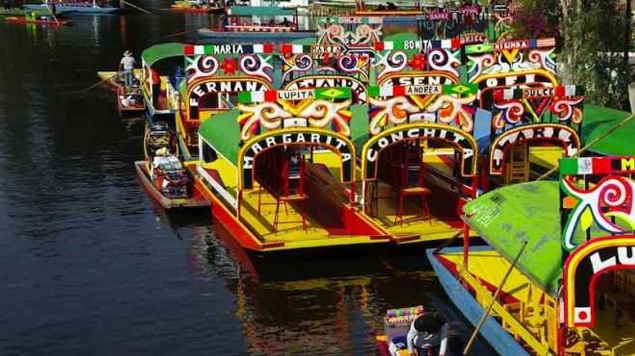 xoximilco-retro-traera-musica-de-los-anos-90-trajineras-de-cancun