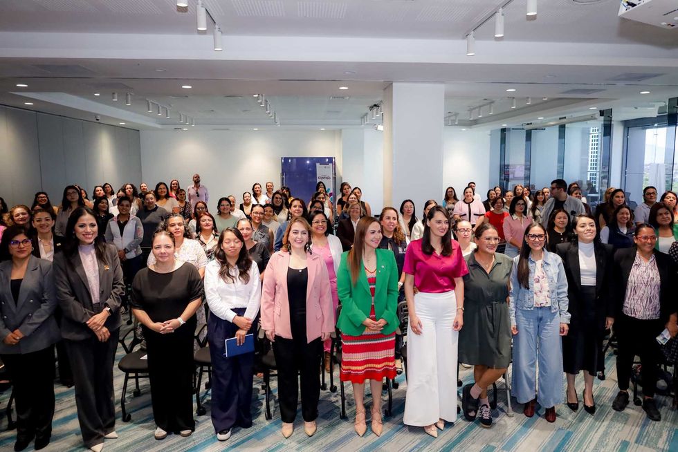 y funcionarias al cierre del foro sobre climaterio y menopausia en Quer\u00e9taro