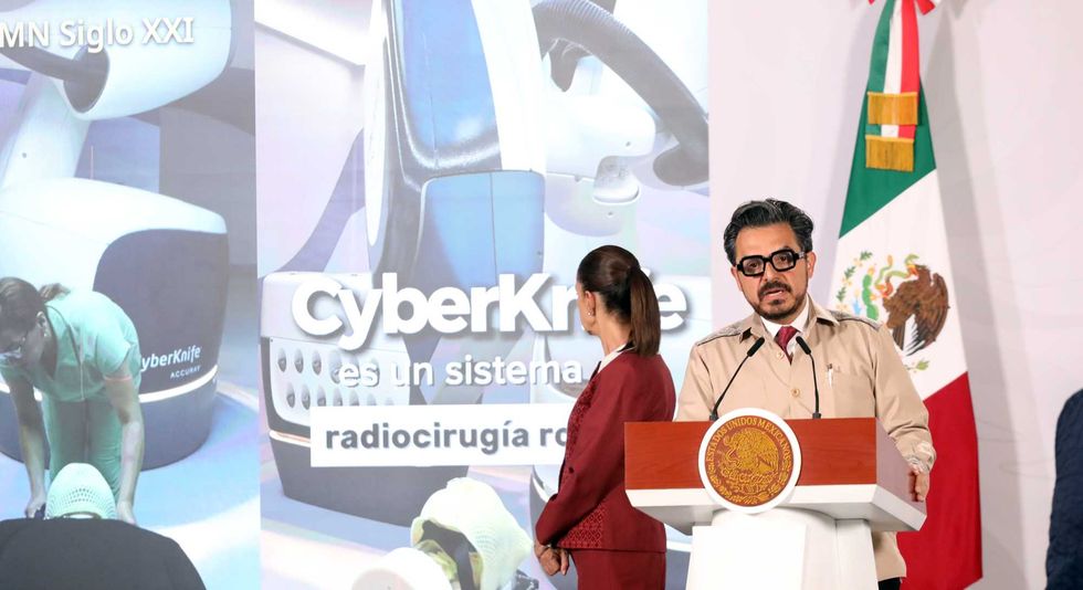 Zo\u00e9 Robledo, director del IMSS, durante la conferencia matutina en Palacio Nacional donde present\u00f3 proyectos de cirug\u00eda rob\u00f3tica.