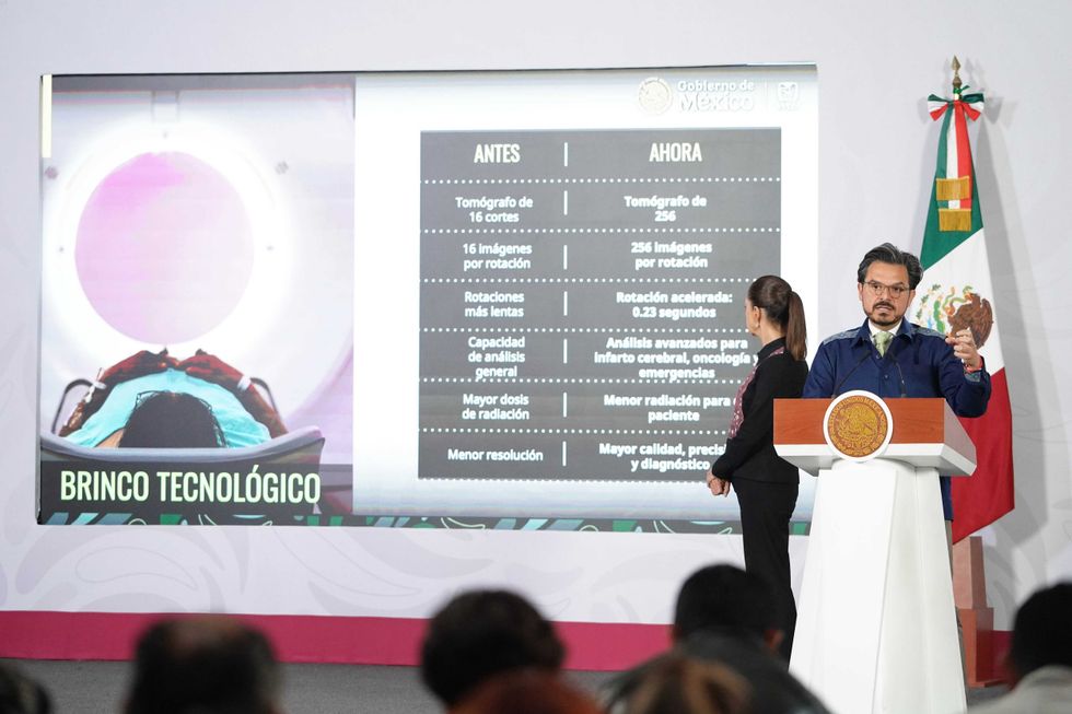 Zo\u00e9 Robledo explica con la mano extendida ante el p\u00f3dium presidencial junto a Claudia Sheinbaum