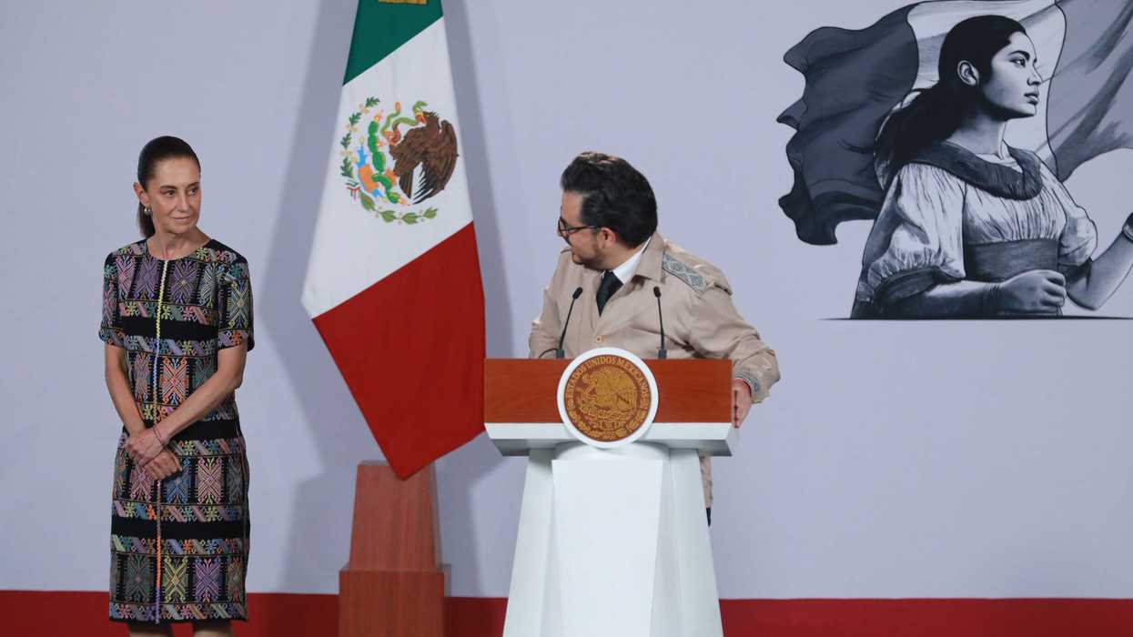 Zoé Robledo conversa con otros funcionarios mientras están sentados durante la Conferencia del Pueblo