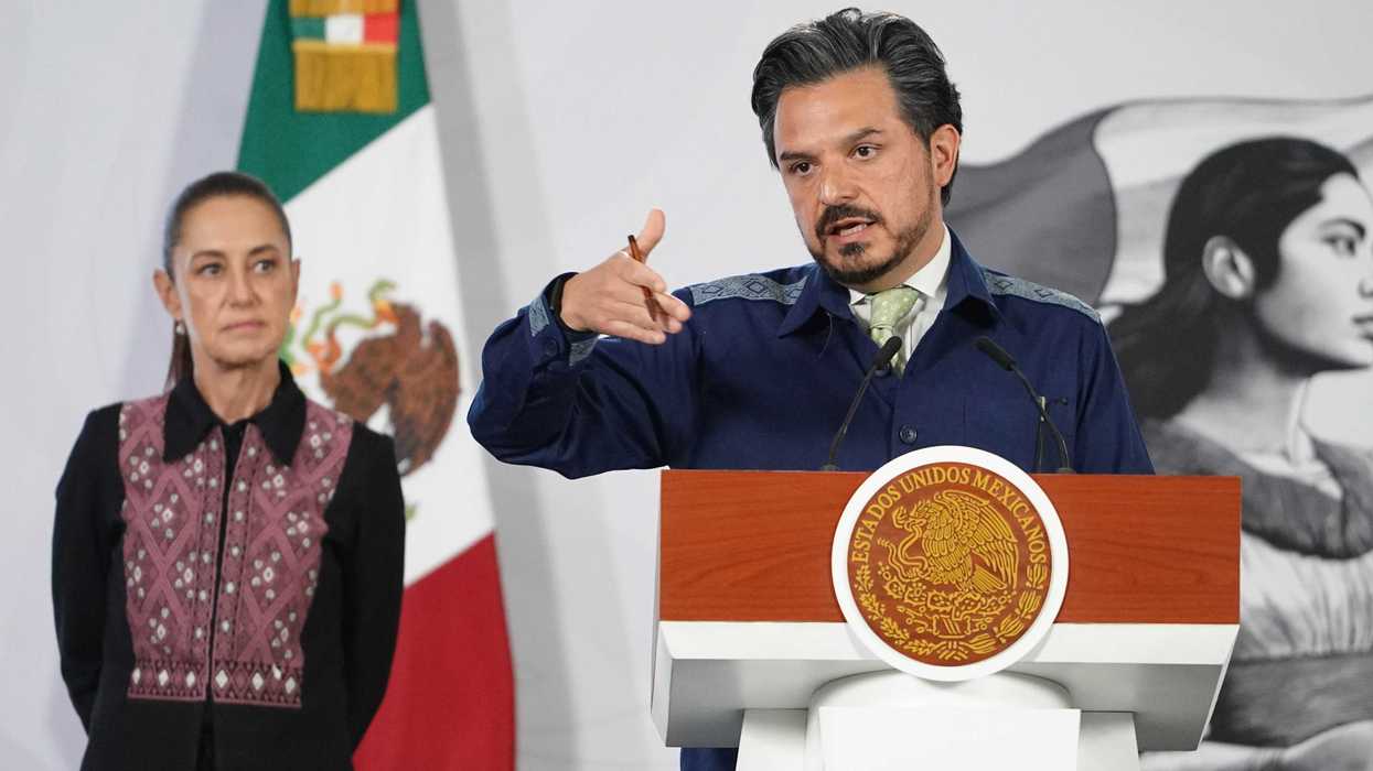 Zoé Robledo señala una lámina comparativa de tomógrafos mientras Claudia Sheinbaum observa