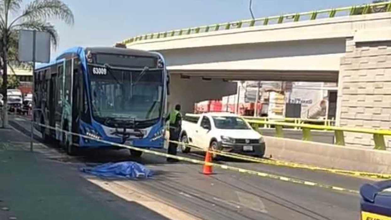 Zona acordonada en Paseo Constituyentes tras atropello mortal por Qrobus en Corregidora, Querétaro