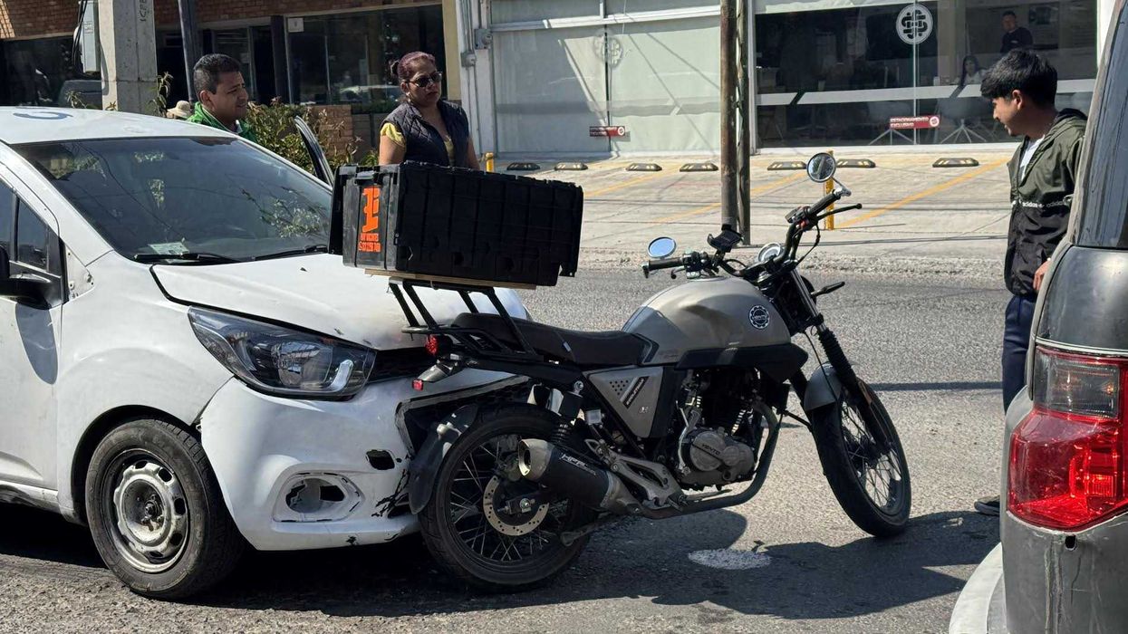 Zona del percance en Boulevard Hidalgo donde ocurrió el choque. Los conductores acordaron resolver el incidente de forma privada.