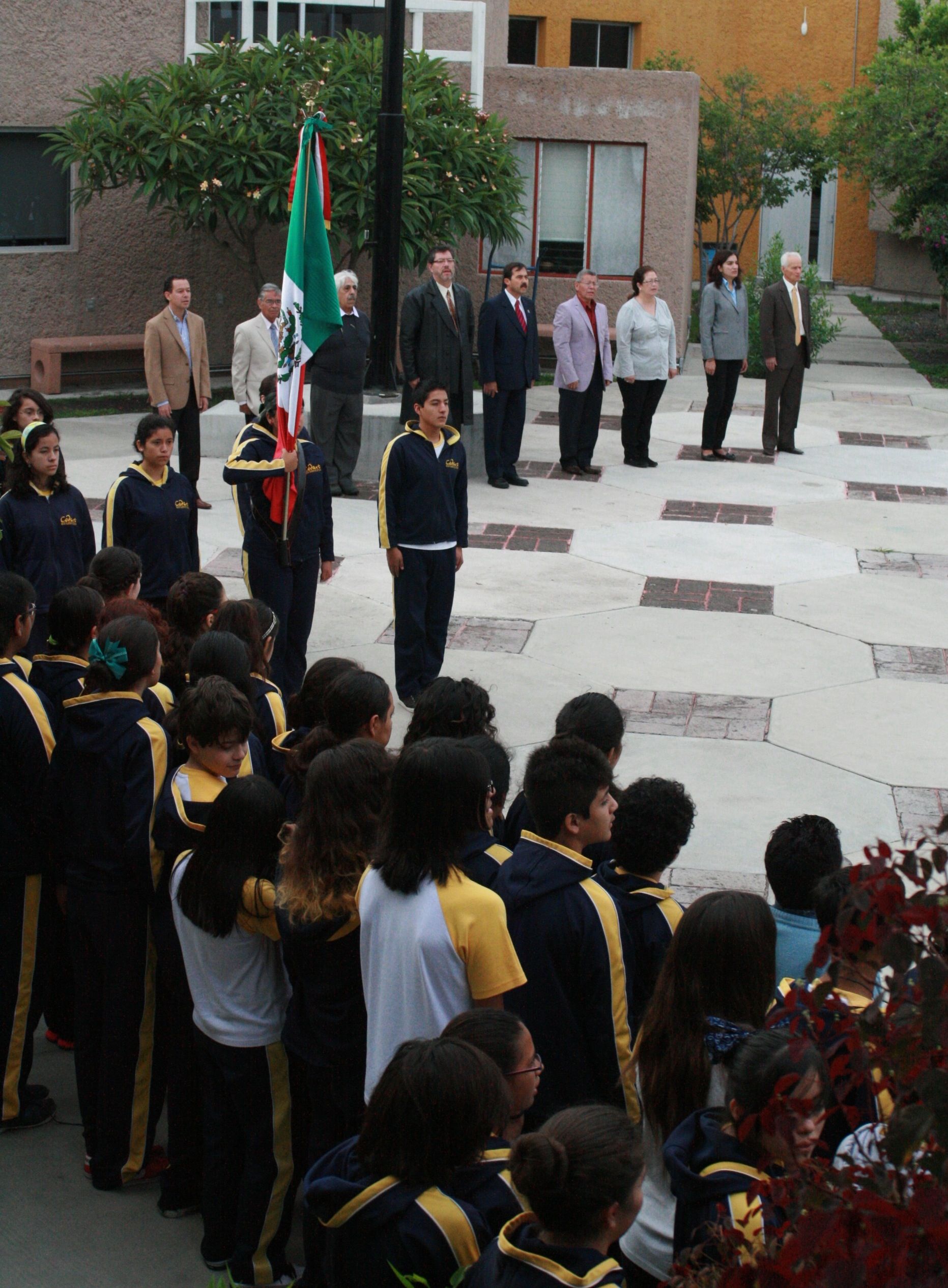 Preside Secretario de Educación de Querétaro, honores a la bander...