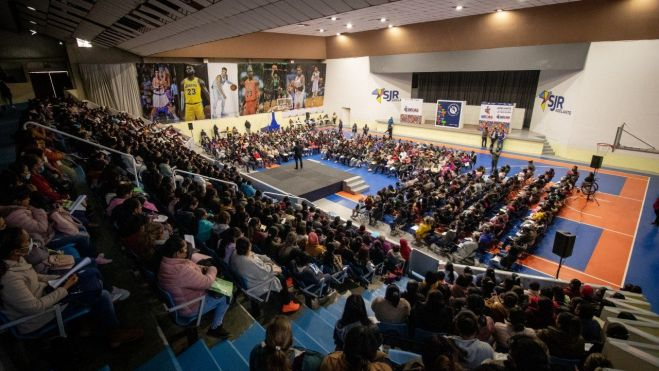 El alcalde Roberto Cabrera Valencia, encabezó la entrega de estímulos municipales a la educación.