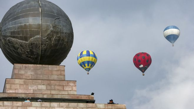 Fotografía de participantes y sus globos en la inauguración del primer festival internacional de dirigibles en Sudamérica hoy, en la ciudad Mitad del Mundo (Ecuador). EFE/ José Jácome.