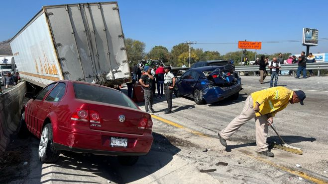 Espectacular accidente en la Autopista México Querétaro, en el kilómetro 161 en dirección a Querétaro.