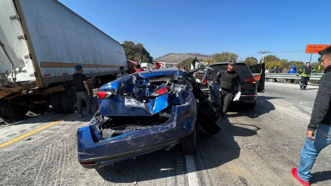 Espectacular accidente en la Autopista México Querétaro, en el kilómetro 161 en dirección a Querétaro.