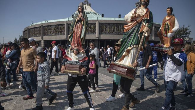 Feligreses en peregrinación llegan para festejar el día de la Virgen de Guadalupe, en la Basílica de Guadalupe, de Ciudad de México (México). EFE/ Isaac Esquivel.