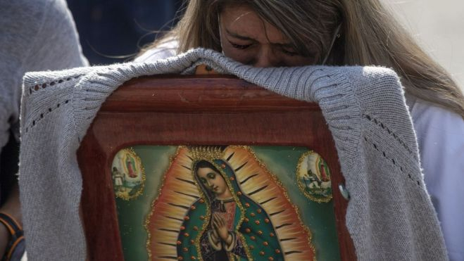 Feligreses en peregrinación llegan para festejar el día de la Virgen de Guadalupe, en la Basílica de Guadalupe, de Ciudad de México (México). EFE/ Isaac Esquivel.