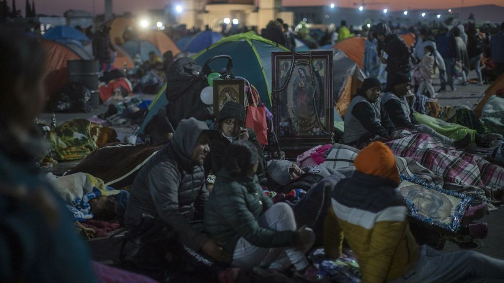 Peregrinos acampan en la explanada del atrio guadalupano para festejar los 491 años de la aparición de la Virgen de Guadalupe, hoy, en la capital mexicana (México). EFE/Isaac Esquivel.
