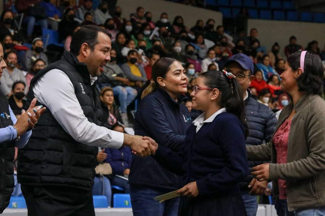 Concluye entrega de 12 mil becas municipales en San Juan del Río