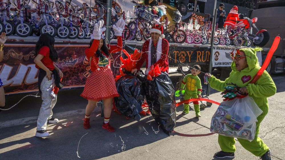 Menores de escasos recursos recibieron juguetes este domingo, por parte de motociclistas en la ciudad de Tijuana en Baja California (México). EFE/Joebeth Terriquez.