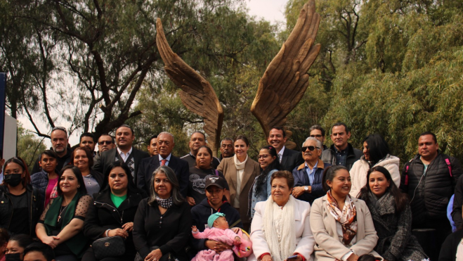 El presidente municipal, Roberto Cabrera Valencia, encabezó la entrega de las obras de Imagen Urbana, que consta de unas alas de bronce instaladas a un costado de Paseo del Río, en el Parque de los Abuelos.