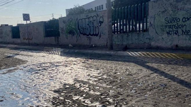 Reportan fuga de aguas negras sin atender en San Juan del Río.