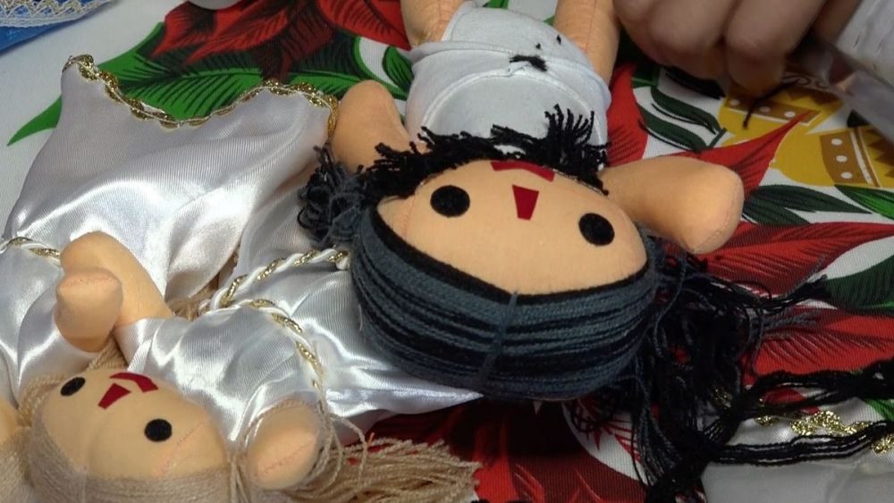 Muñeca otomí inspira originales pesebres navideños en México. EFE/Sergio Adrián Ángeles.