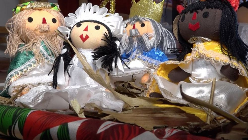 Muñeca otomí inspira originales pesebres navideños en México. EFE/Sergio Adrián Ángeles.