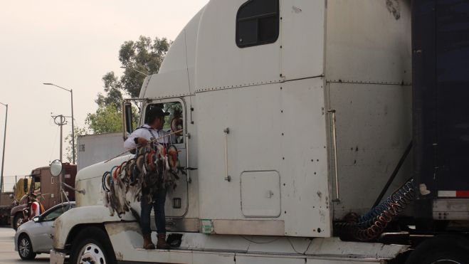 Incrementan vendedores y artesanos indígenas en caseta de peaje de Palmillas, en la México Querétaro.