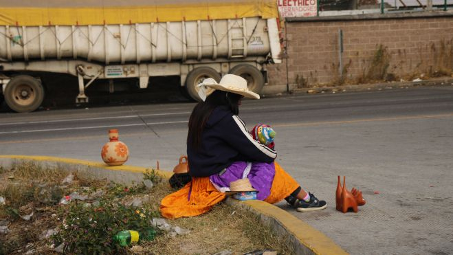 Incrementan vendedores y artesanos indígenas en caseta de peaje de Palmillas, en la México Querétaro.