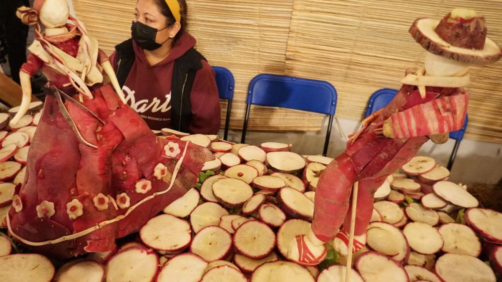 Oaxaca se llena de figuras hechas con rábanos después de dos años sin festejo. EFE/Daniel Ricardez.