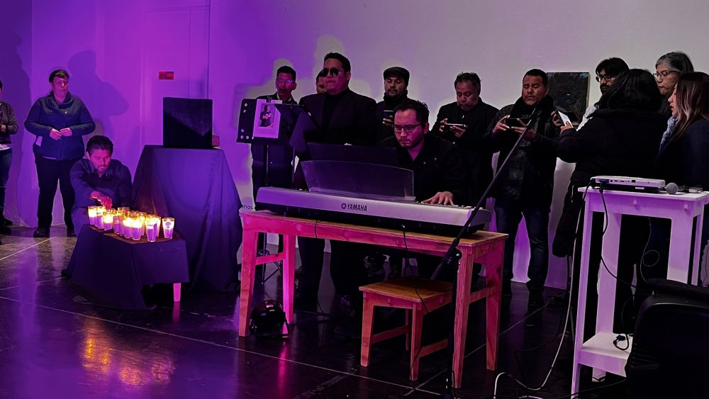 Rinden homenaje a violinista asesinado, en Centro Histórico de Querétaro.